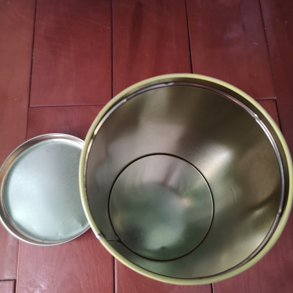 Vintage 1994 M&M’s Santa Christmas Holiday 6.5" Tin Round Collectible Can - Picture 5 of 6